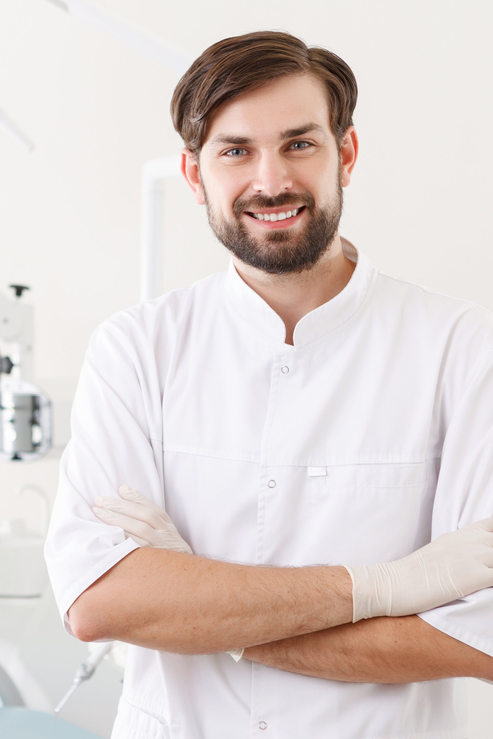 Portraitofyounghandsomedentistinclinic1